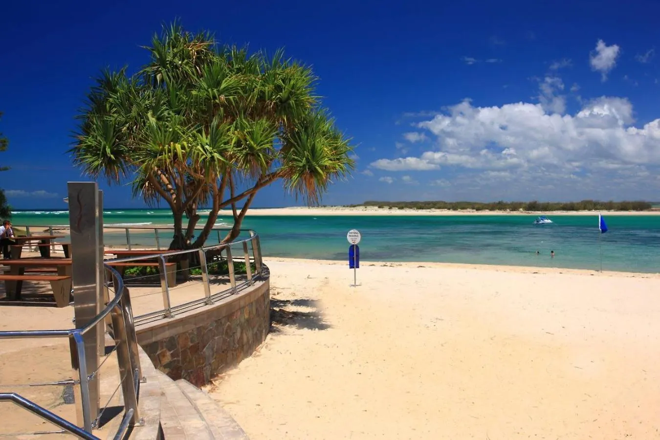 Araluen, Esplanade, Caloundra Daire